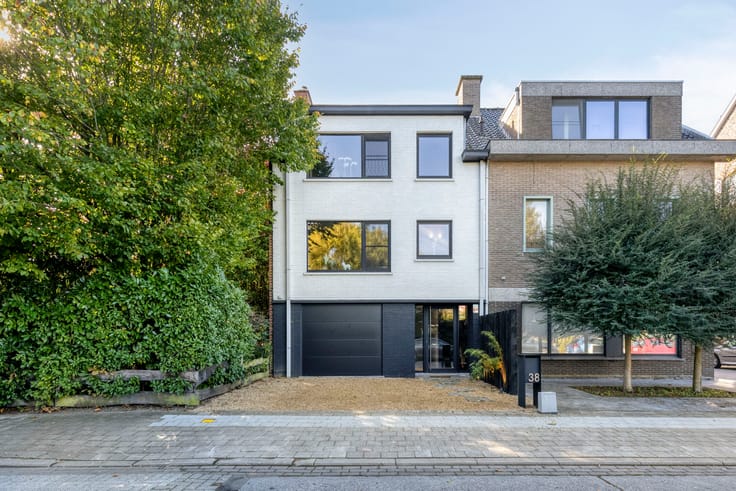 Beautifully renovated 3 bedroom home with sunny garden!