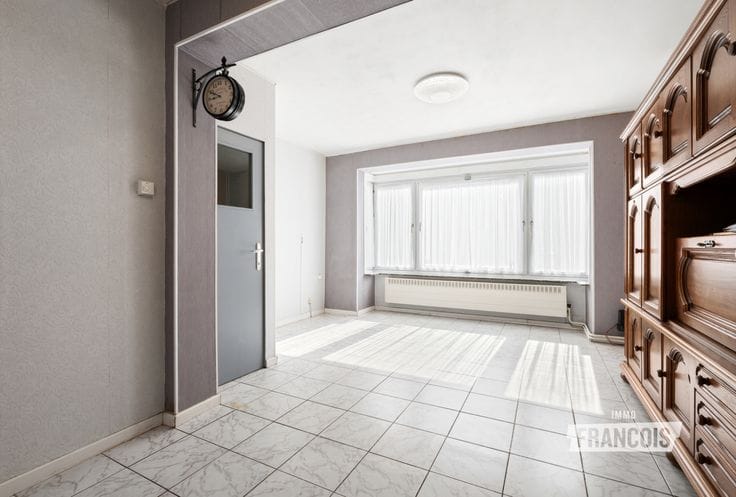 Family home in need of refreshing with integral garage and spacious rooms on the Konterdam in Ostend.