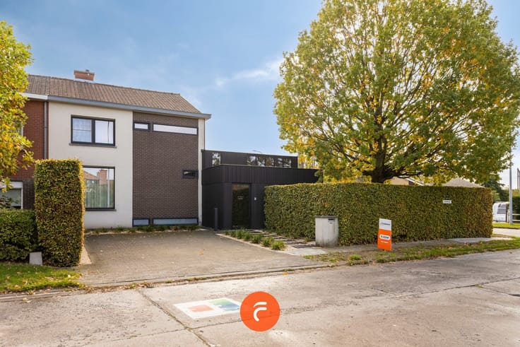 Ruime gezinswoning met aangebouwde praktijkruimte van 60m...