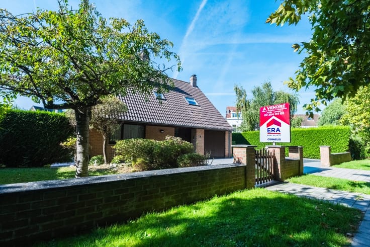 4-SIDED DETACHED VILLA - 3 BEDROOMS - GARAGE - GARDEN