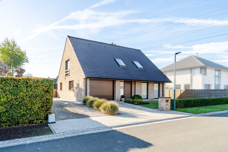 Ruime alleenstaande woning met 3 slaapkamers, garage en z...
