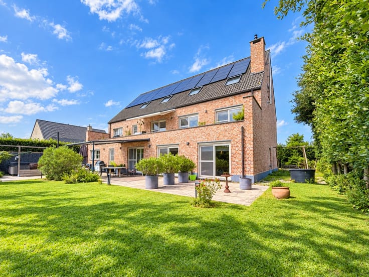 Te koop, exclusieve nieuwbouwvilla met magazijn en uitzon...