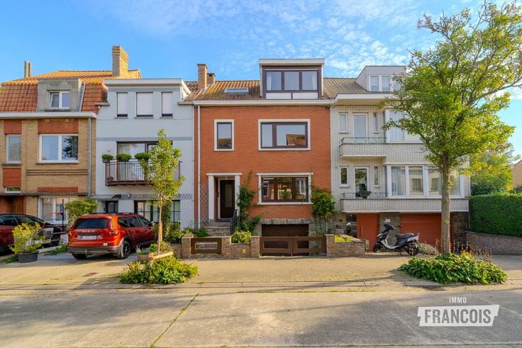 Spacious house with garden, deep garage and considerable po…