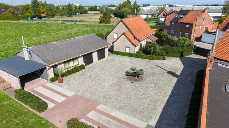 LANDELIJK GELEGEN WONING MET MAGAZIJN EN APARTE STUDIO
