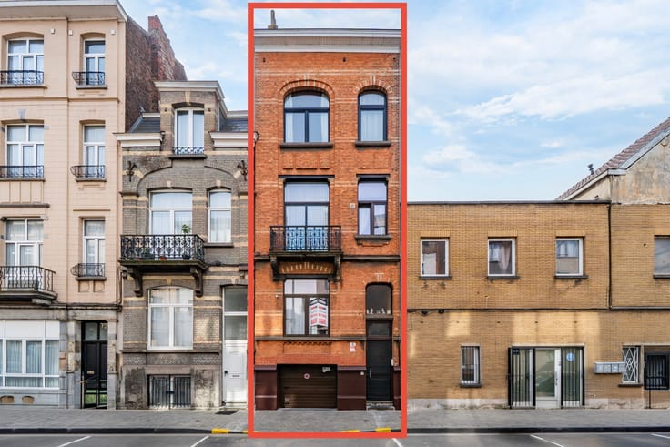 4-bedroom house – potential to create a 2-apartment building