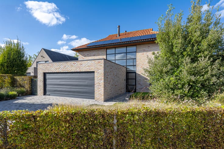Move-in ready open house with 4 bedrooms, garden with outbu