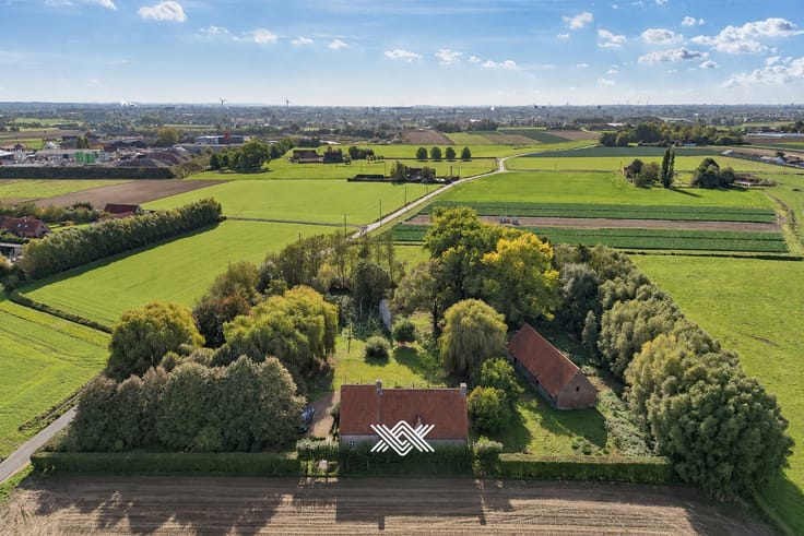 Ruime villa met schuur op bijna één hectare
