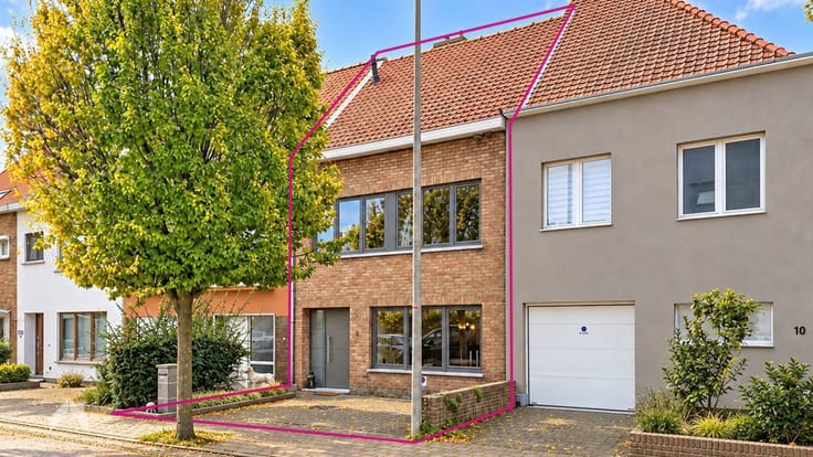 Renovated 3-bedroom home with city garden in prime location