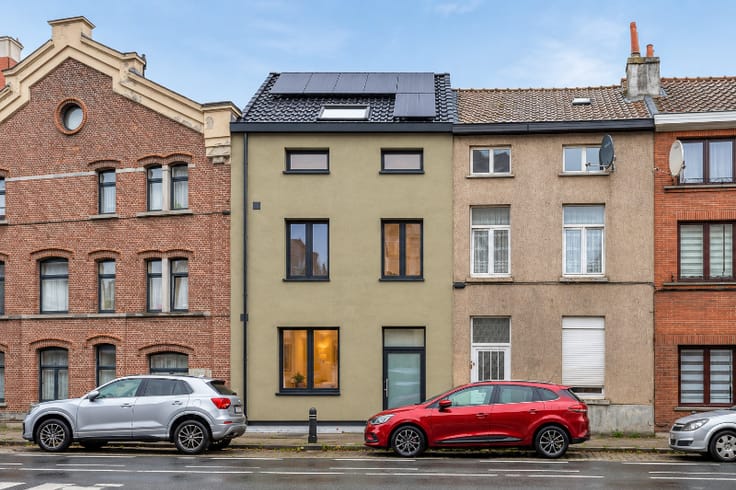 Verscholen achter een charmante groene gevel: prachtig ge...